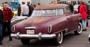 1950 Comanche red Studebaker Commander Starlight Coupe. Kuva: Kai Lappalainen. Lisenssi: CC-BY-40.