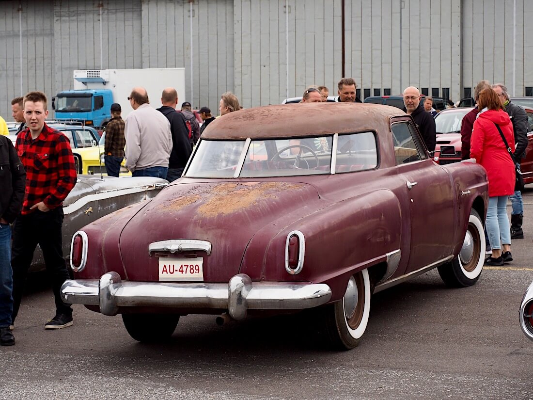 1950 Comanche red Studebaker Commander Starlight Coupe. Kuva: Kai Lappalainen. Lisenssi: CC-BY-40.