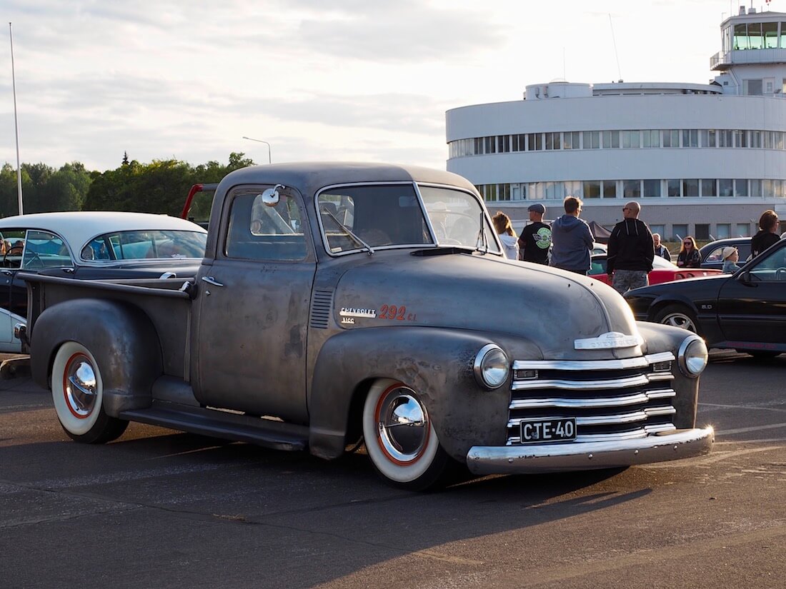 Peltipuhtaaksi hiottu 1949 Chevrolet pickup