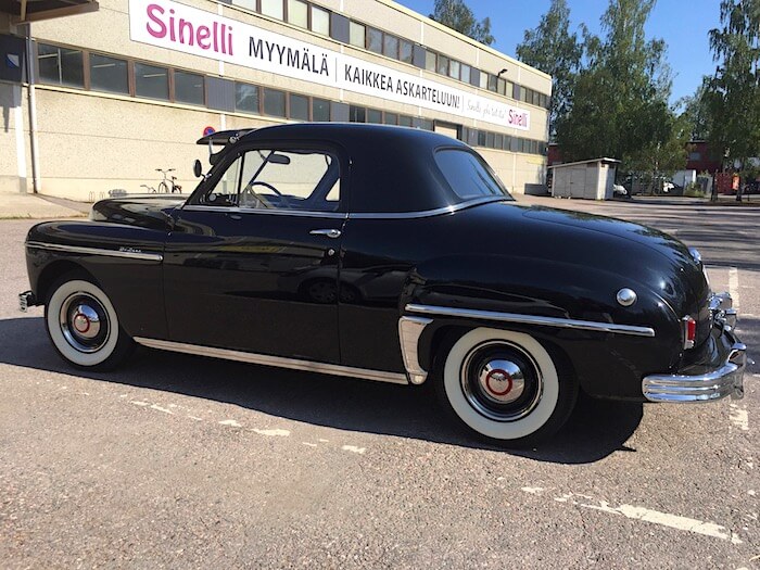 Musta 1949 Plymouth Deluxe Business Coupe museoauto