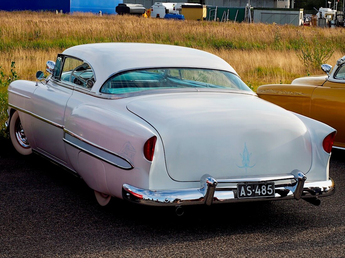 Chopattu valkoinen 1953 Chevrolet Bel Air