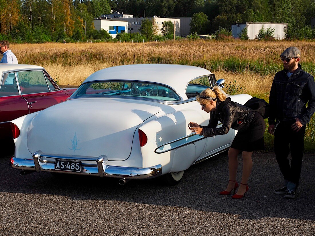 Nainen ottaa kuvaa 1953 Chevroletista