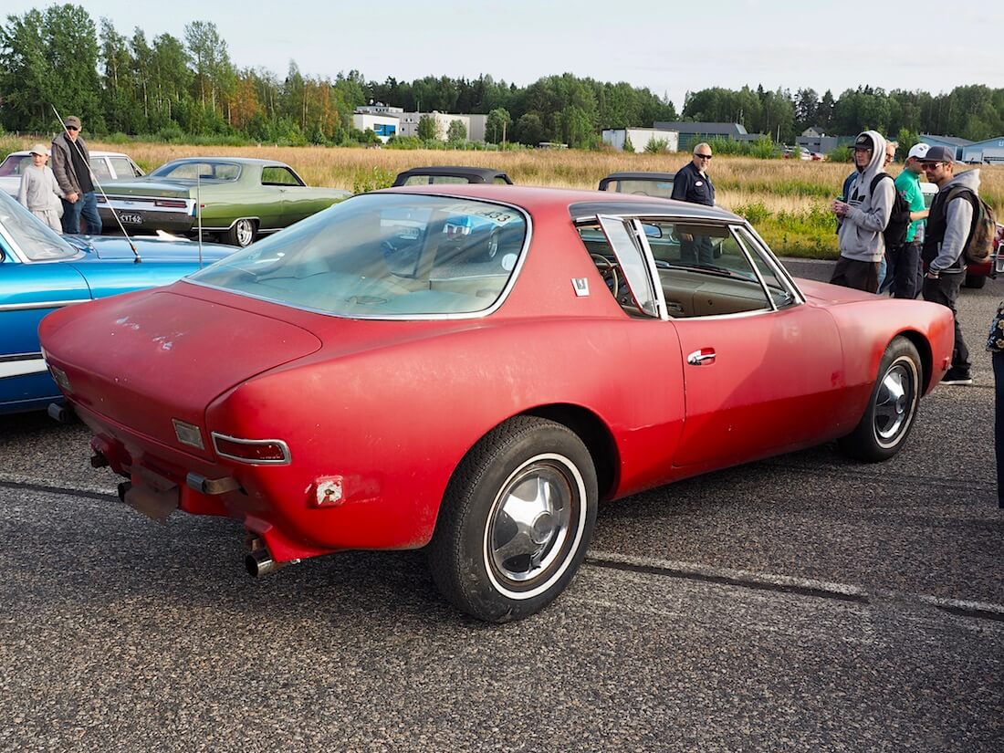 Punainen 1963 Studebaker Avanti Malmilla.