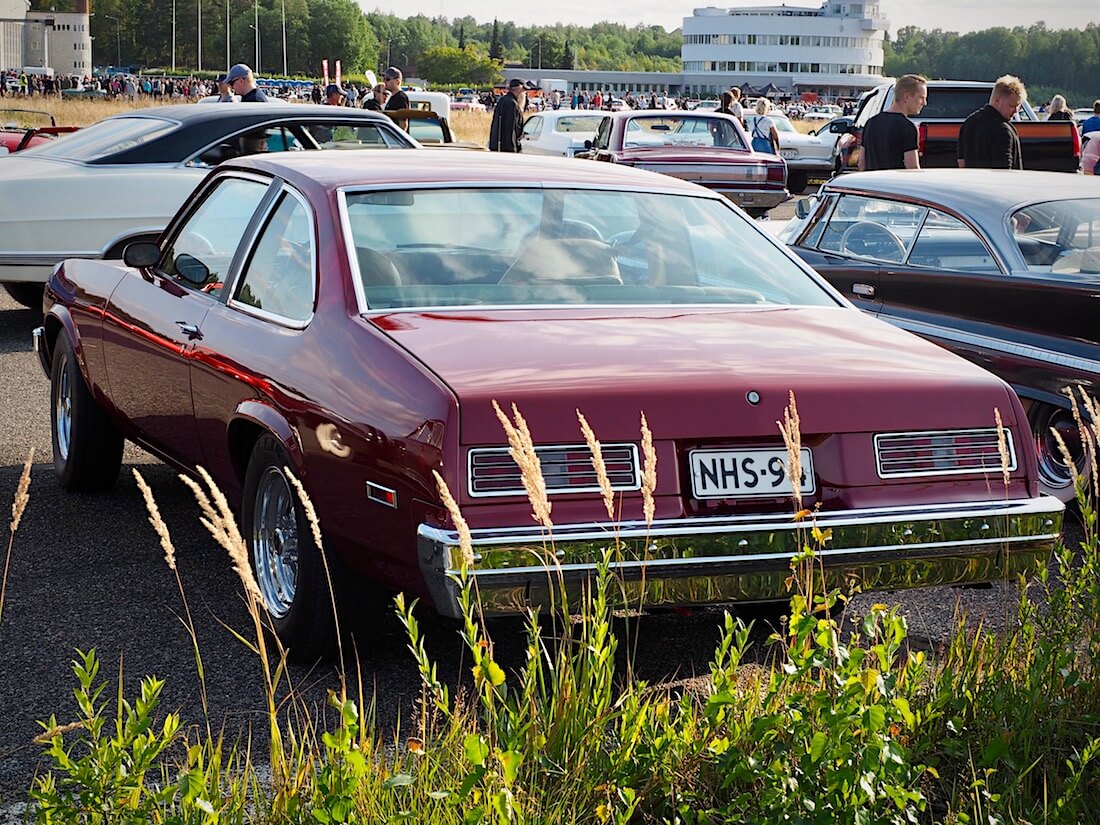 1977 Pontiac Ventura takaa kuvattuna