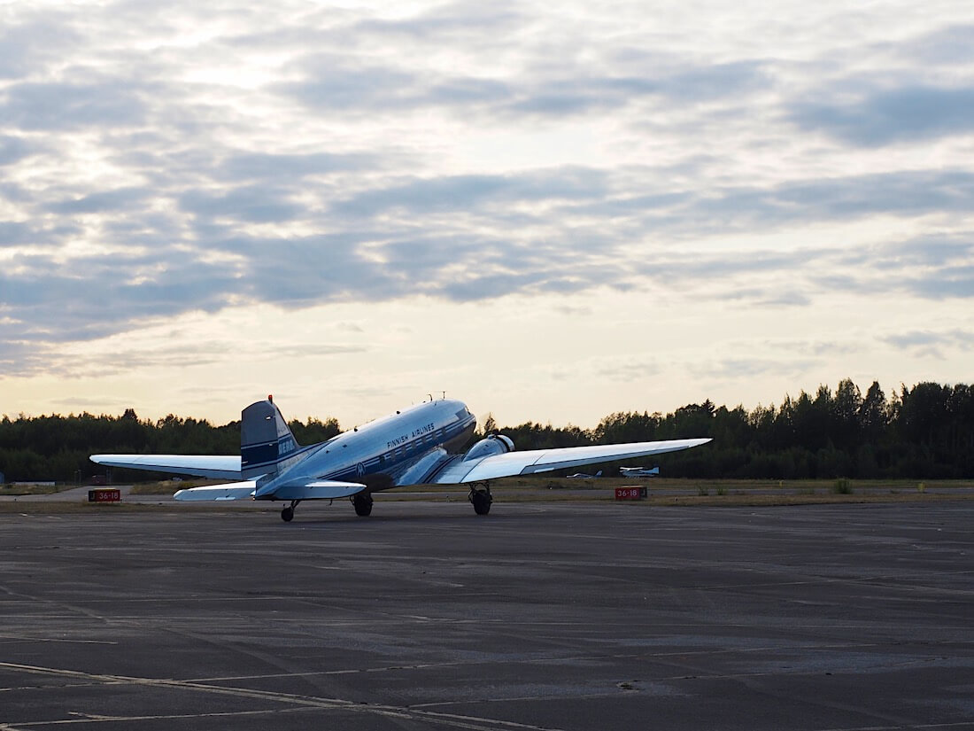 DC-3 lentokone valmistautuu nousuun Malmilla