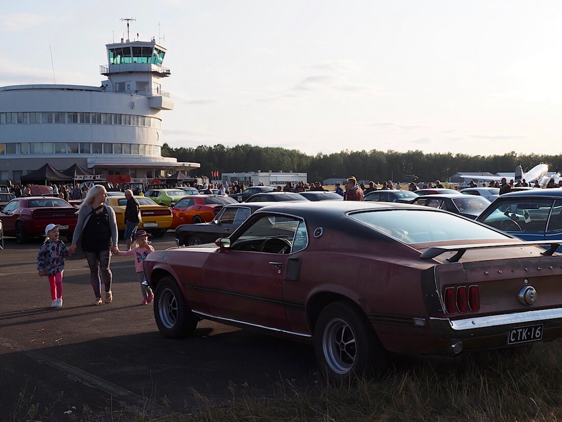 Mustang ja lapsiperhe Malmin lentoasemalla