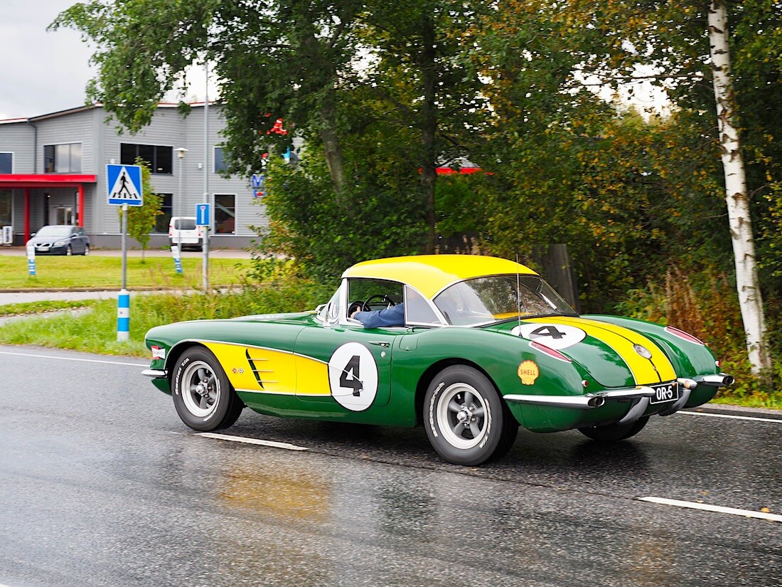 Vihreä-keltainen 1959 Chevrolet Corvette racing