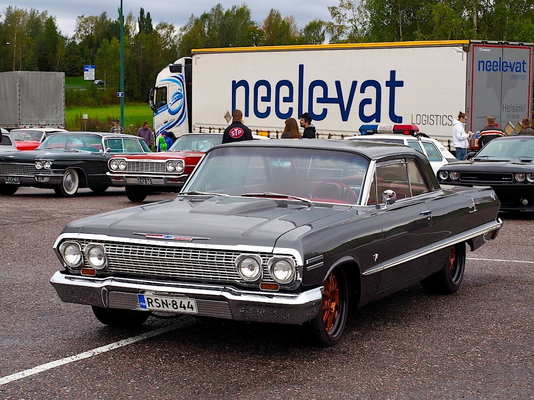 1963 Chevrolet Impala Super Sport parkkipaikalla