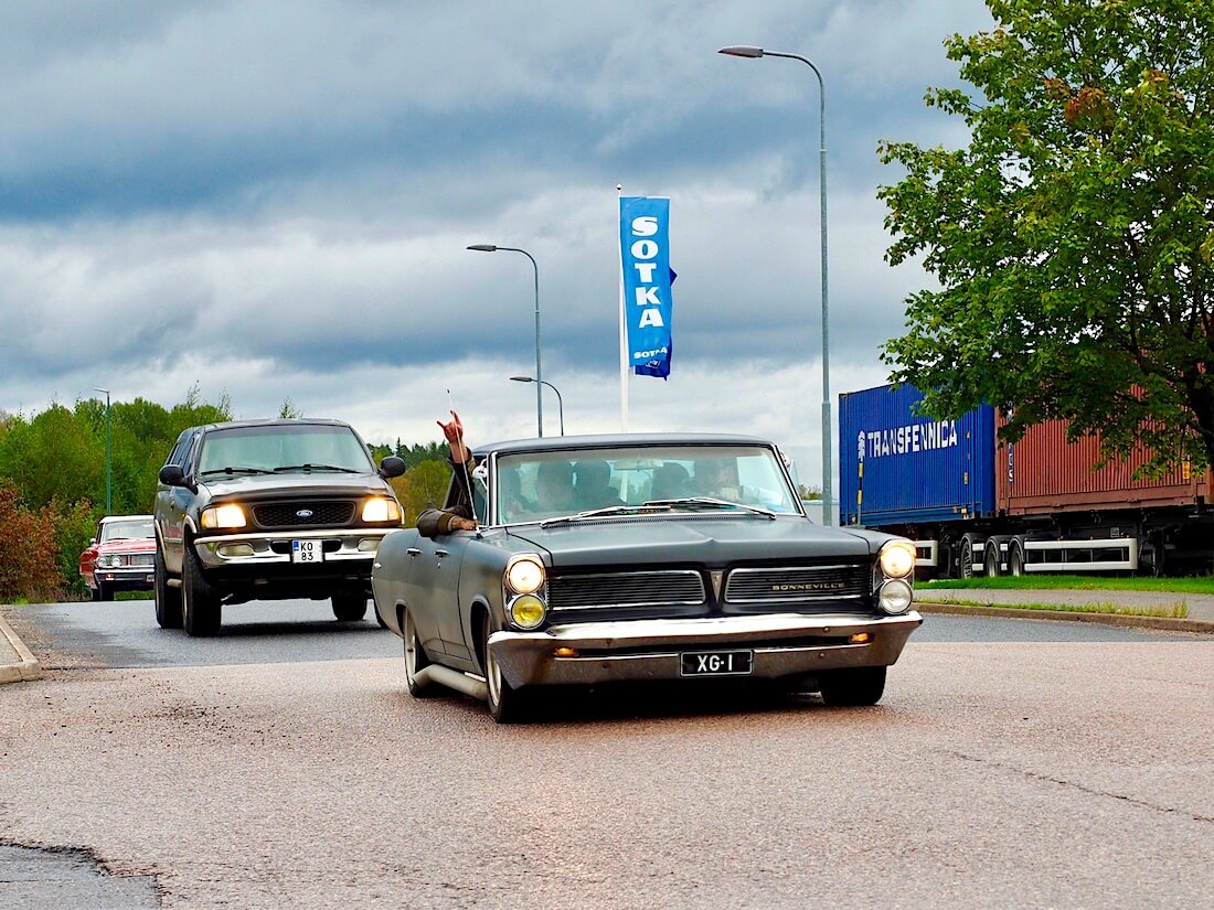 1963 Pontiac Bonneville 4d HT.