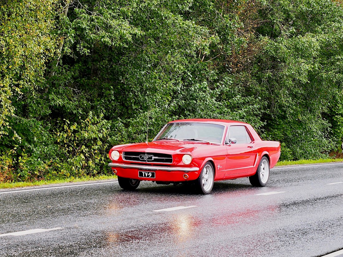 Punainen 1964½ Ford Mustang 302cid V8