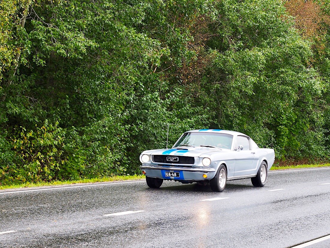 1966 Ford Mustang Fastback 289cid saapuu Karjaalle. Moni taisi tänä vuonna säätiedostusta katsottuaan tehdä päätöksen jäädä kotiin, mutta autothan on tehty ajettaviksi, satoi tai paistoi.