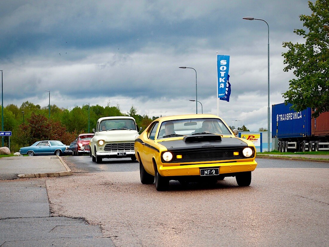 Keltainen 1970 Plymouth Valiant Duster 2d Sports Hardtop 318cid V8