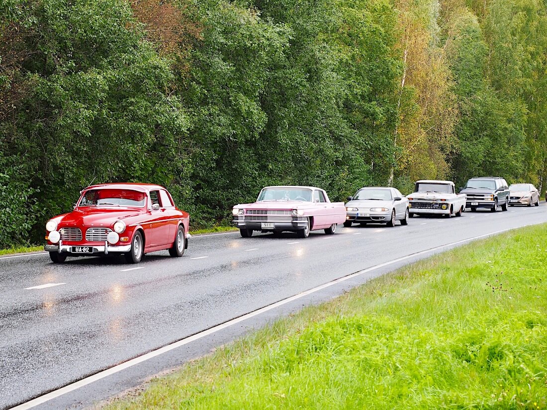 1970 Volvo Amazon ja pinkki 1964 Cadillac