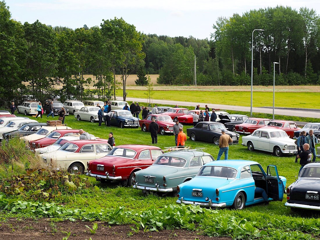 Volvo Amazon autoja Kaisankodin pihamaalla