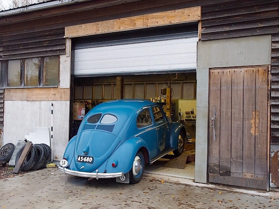 1951 VW kupla peruutetaan ulos tallista