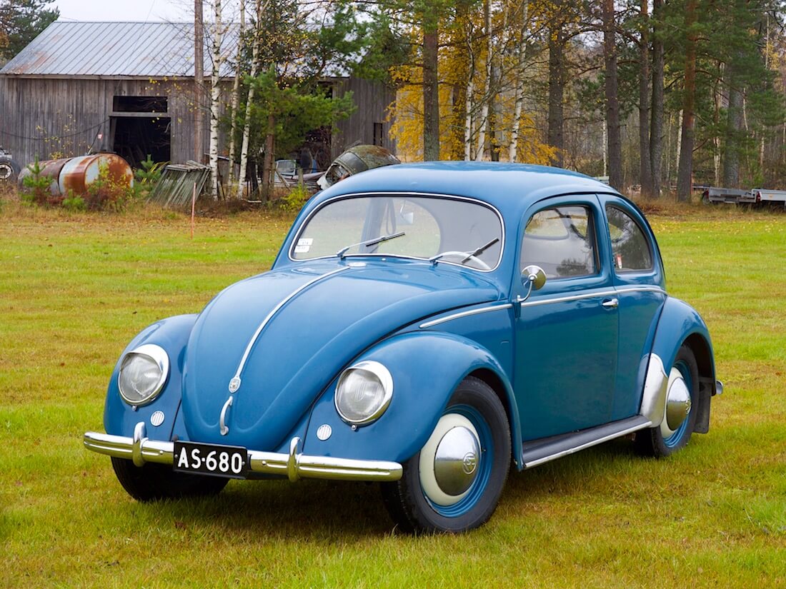 1951 VW kupla ladon edessä