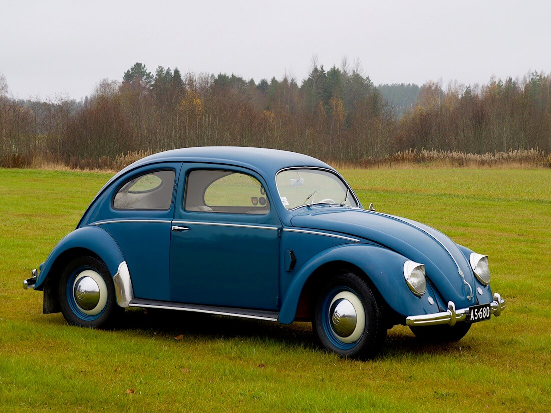 1951 VW kupla metsän reunassa