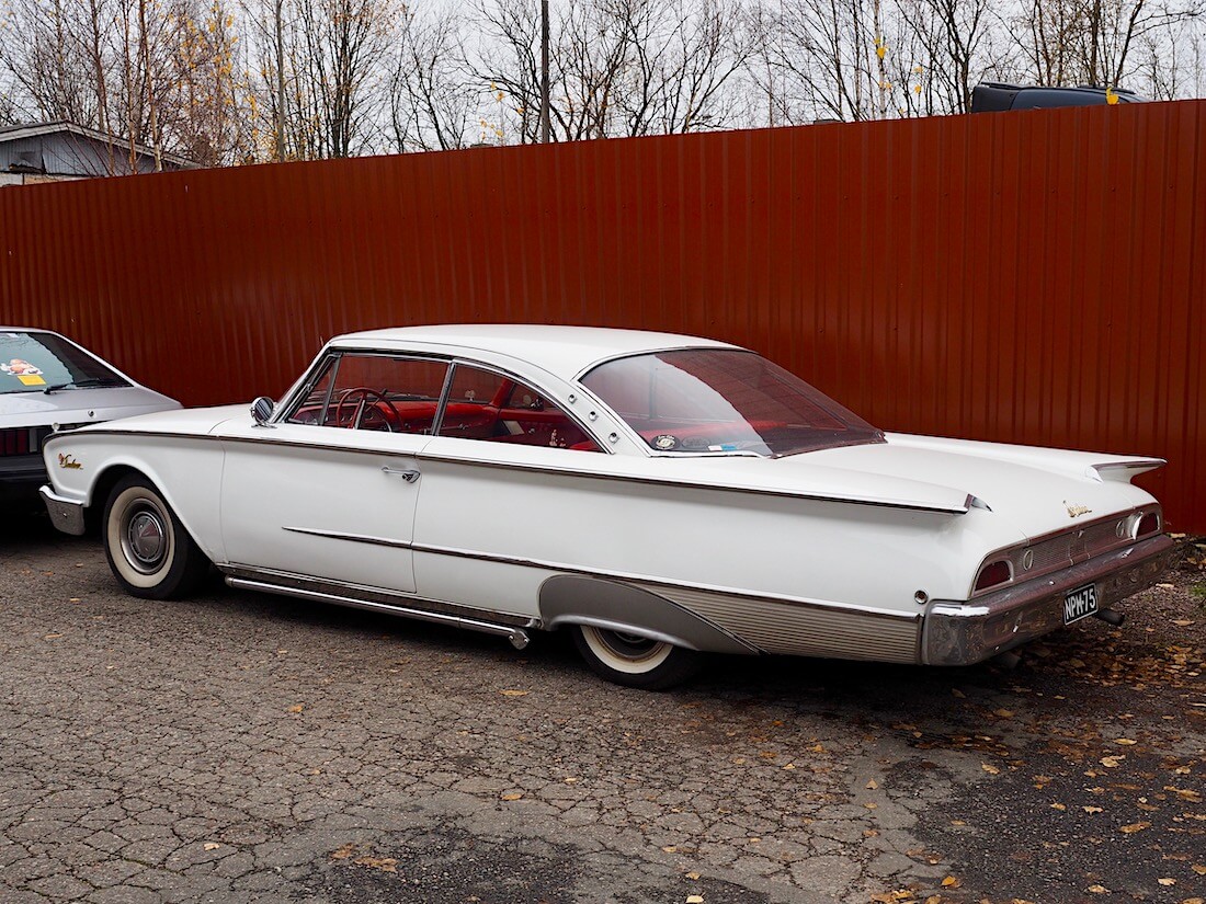 Valkoinen 1960 Ford Starliner Club Victoria 292cid