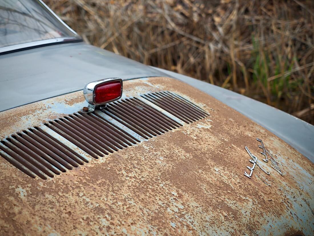 1961 Karmann Ghian ruosteinen moottoriluukku