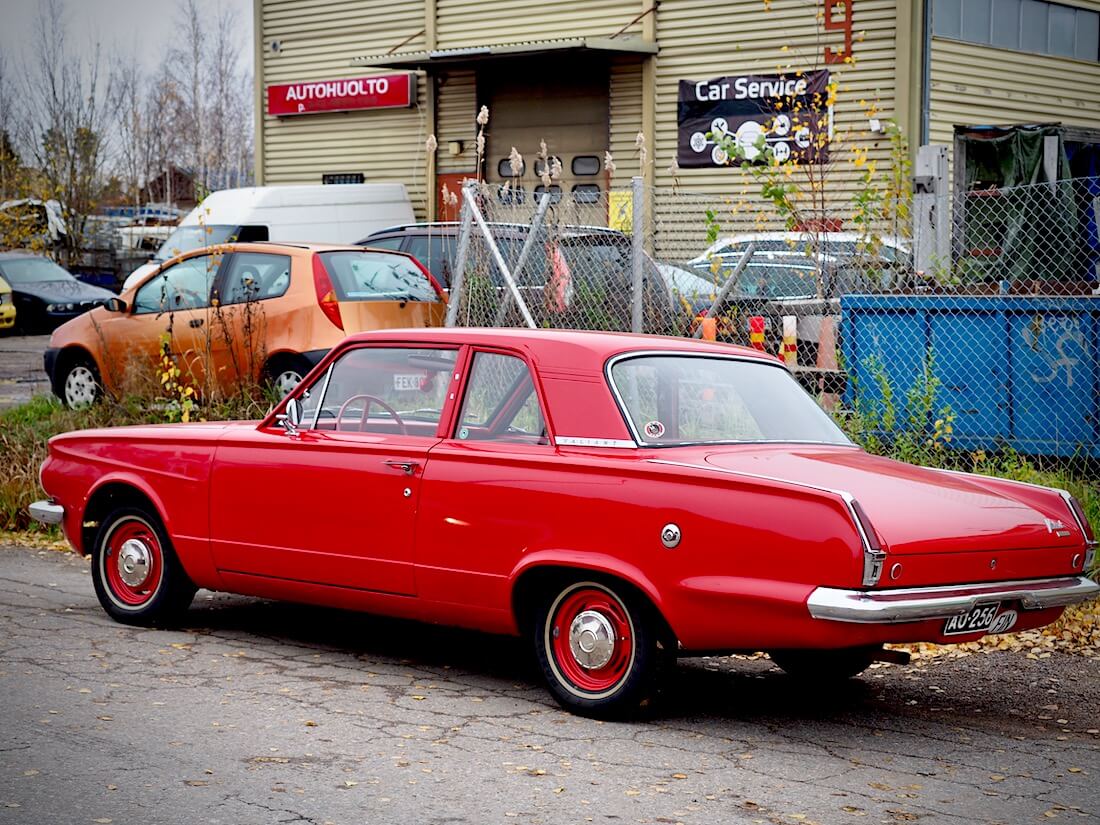 Punainen 1964 Plymouth Valiant 170cid Slant6