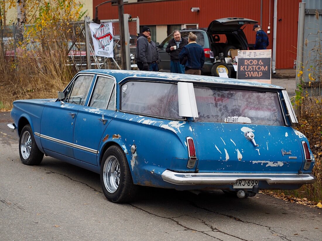 Sininen 1964 Plymouth Valiant V200 station wagon