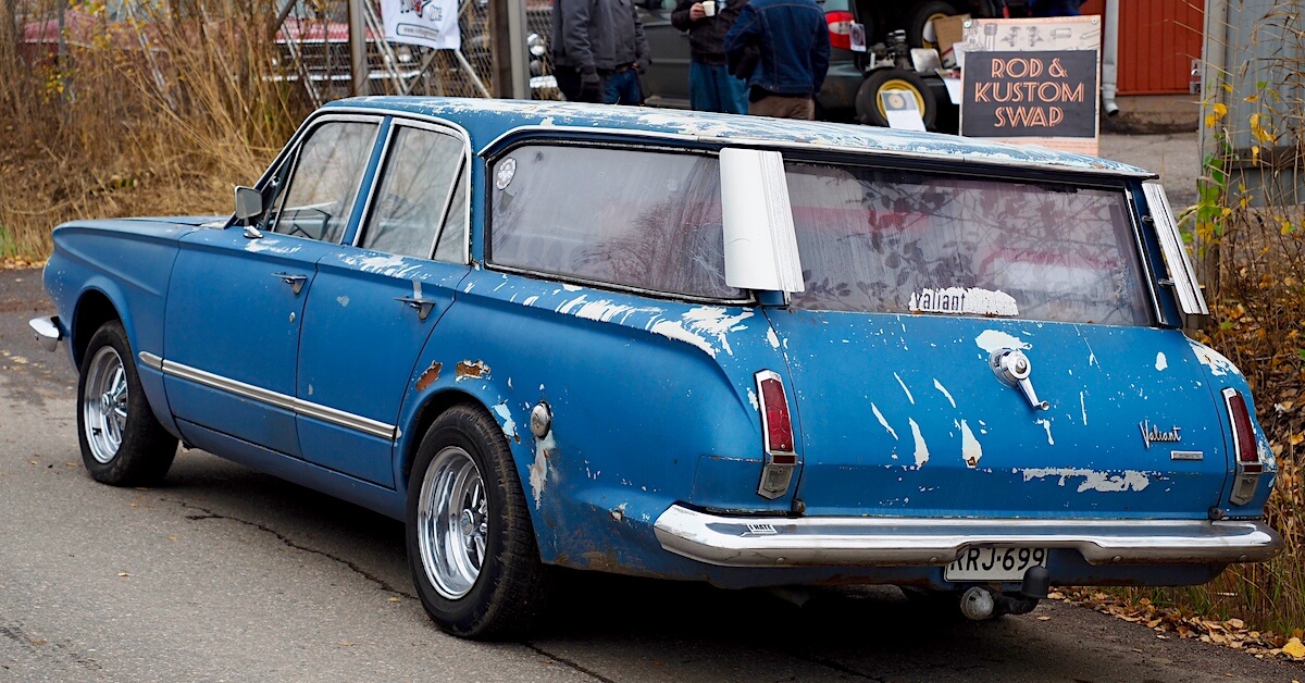 Sininen 1964 Plymouth Valiant V200 station wagon