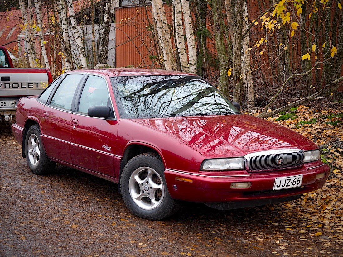 Tumman punainen 1995 Buick Regal 4d Sedan Limited V6