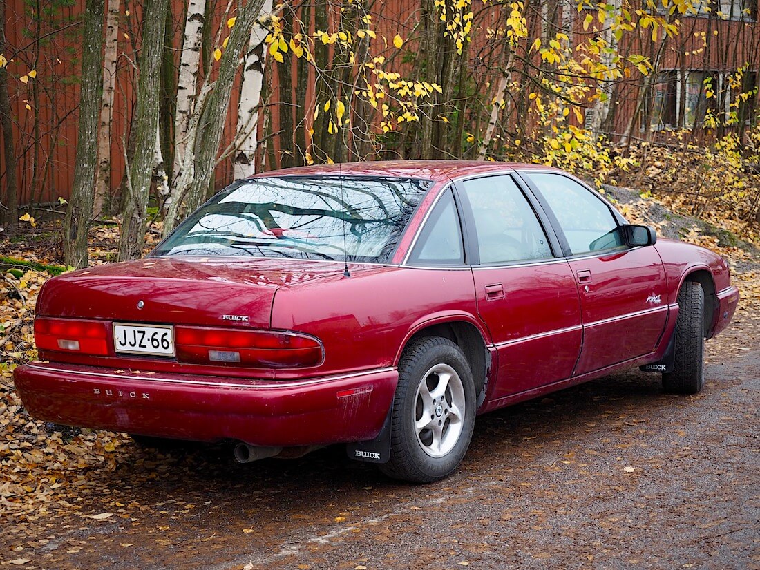 Tumman punainen 1995 Buick Regal 4d Sedan Limited V6 takaa