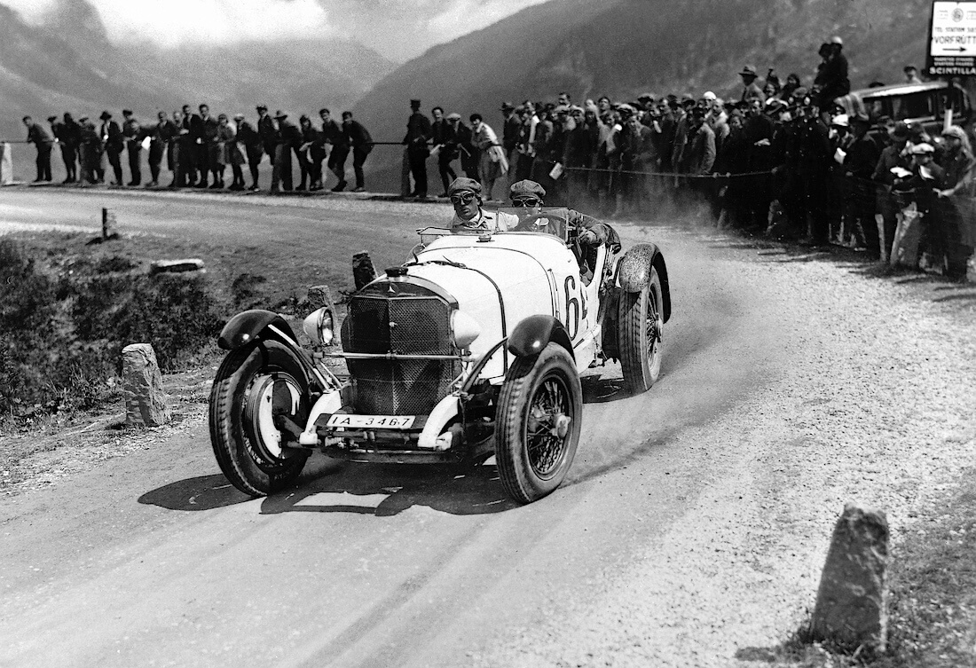 1930 Mercedes Benz SSK ylämäkiajokilpailussa Alpeilla