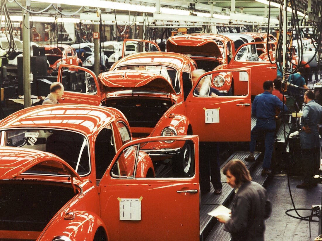 Volkswagen 1303S-mallin tuotantolinja Saksassa vuonna 1973