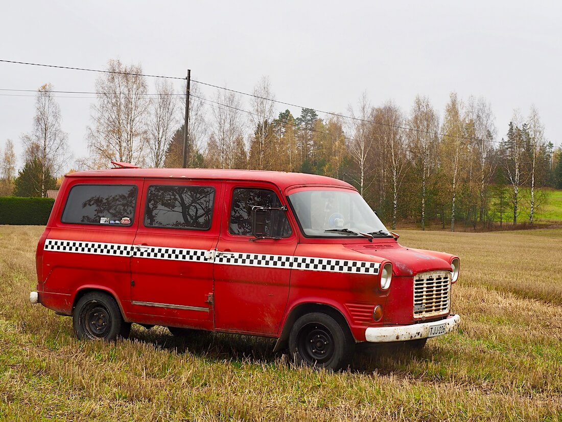 Punainen viitetty 1975 Ford Transit