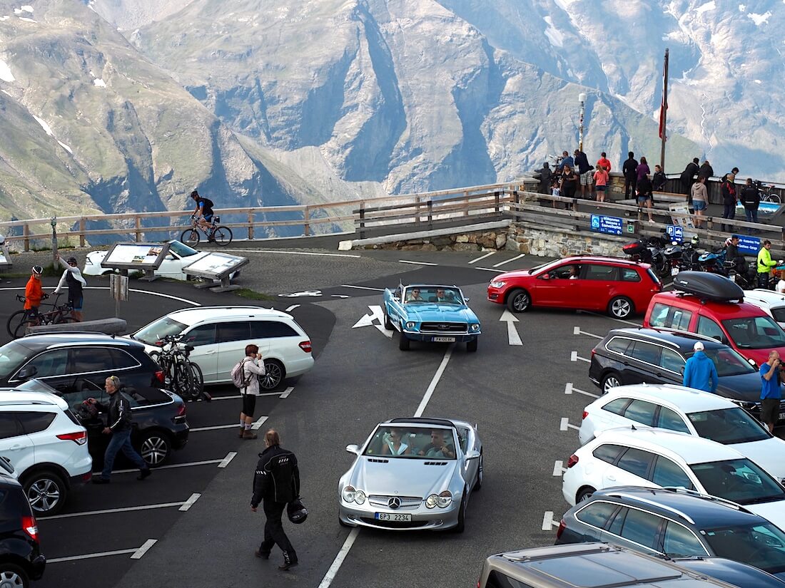 Parkkipaikka Grossglockner vuoren huipulla