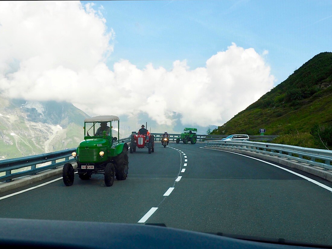 Traktoreita Grossglockner alppitiellä