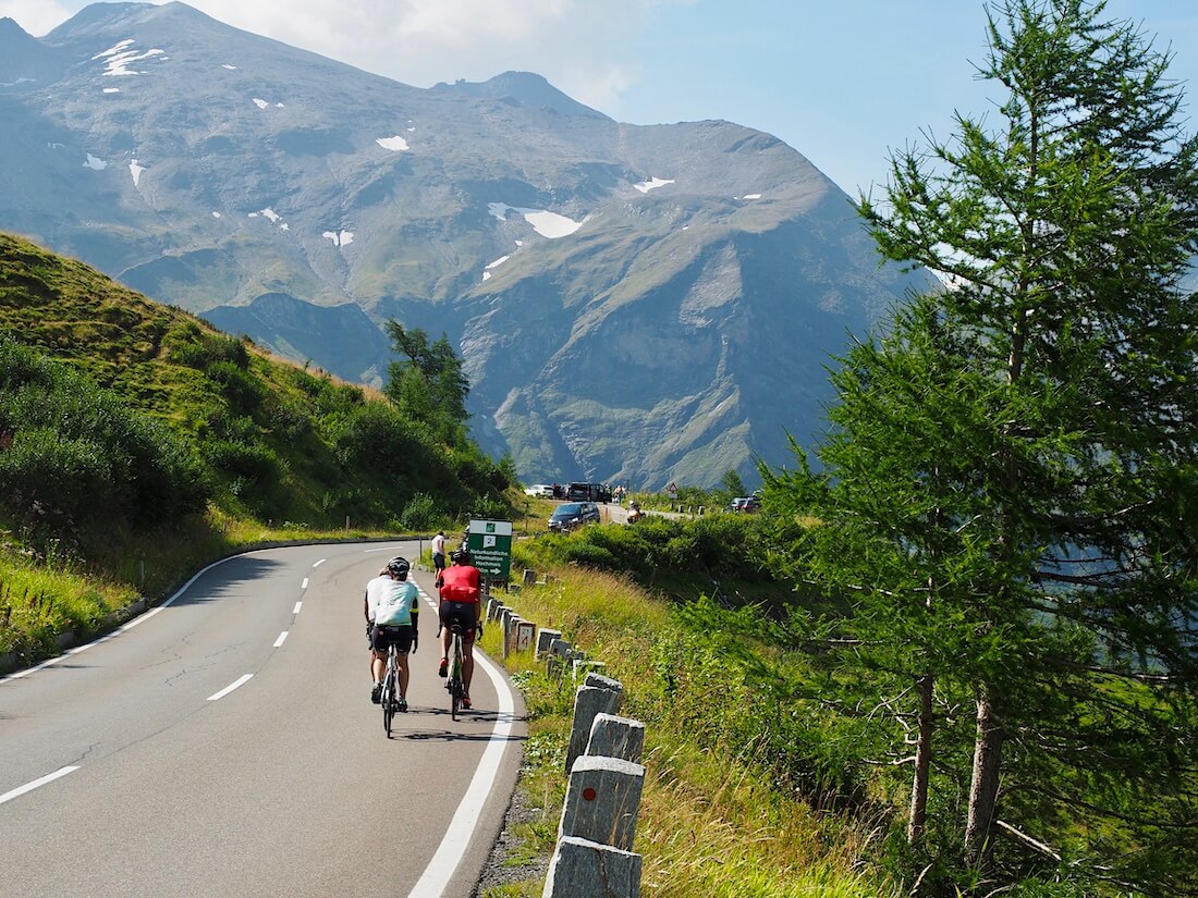 Pyöräilijöitä Grossglockner vuorella