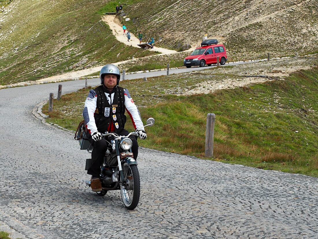 Vanha moottoripyörä Grossglockner vuorella