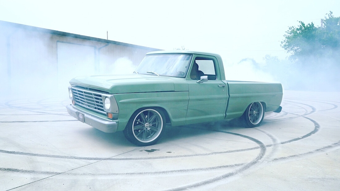 Burnout 1968 Ford F100 Frankenstein autolla.