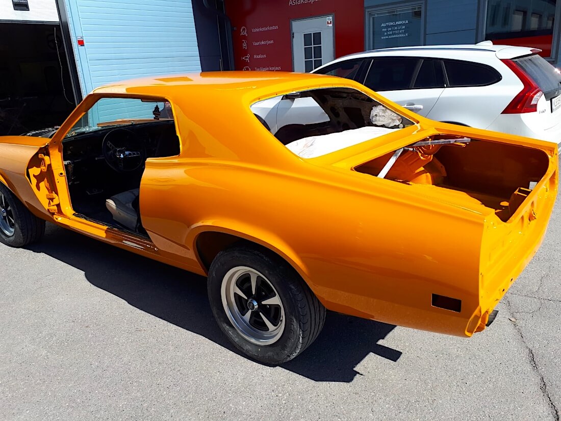 Mercury Cougar vastamaalattuna oranssiksi