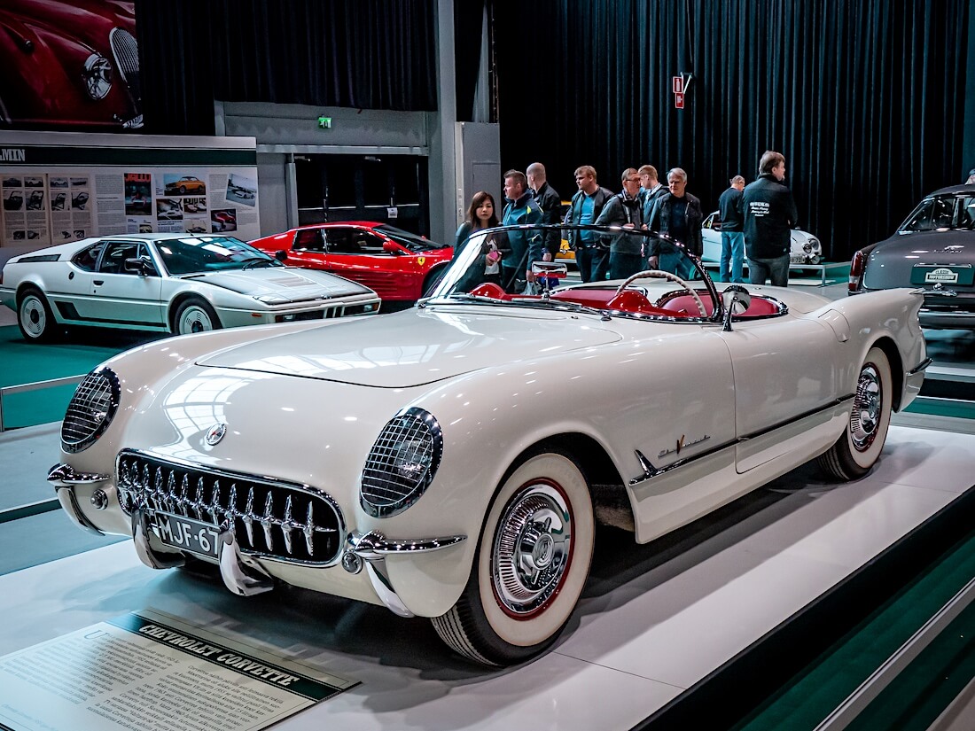 Valkoinen 1955 Chevrolet Corvette avoauto