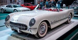 1955 Chevrolet Corvette V8-moottorilla autonäyttelyssä