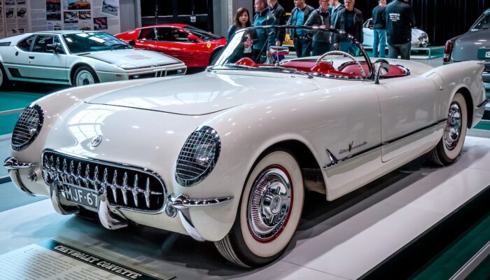 1955 Chevrolet Corvette V8-moottorilla autonäyttelyssä