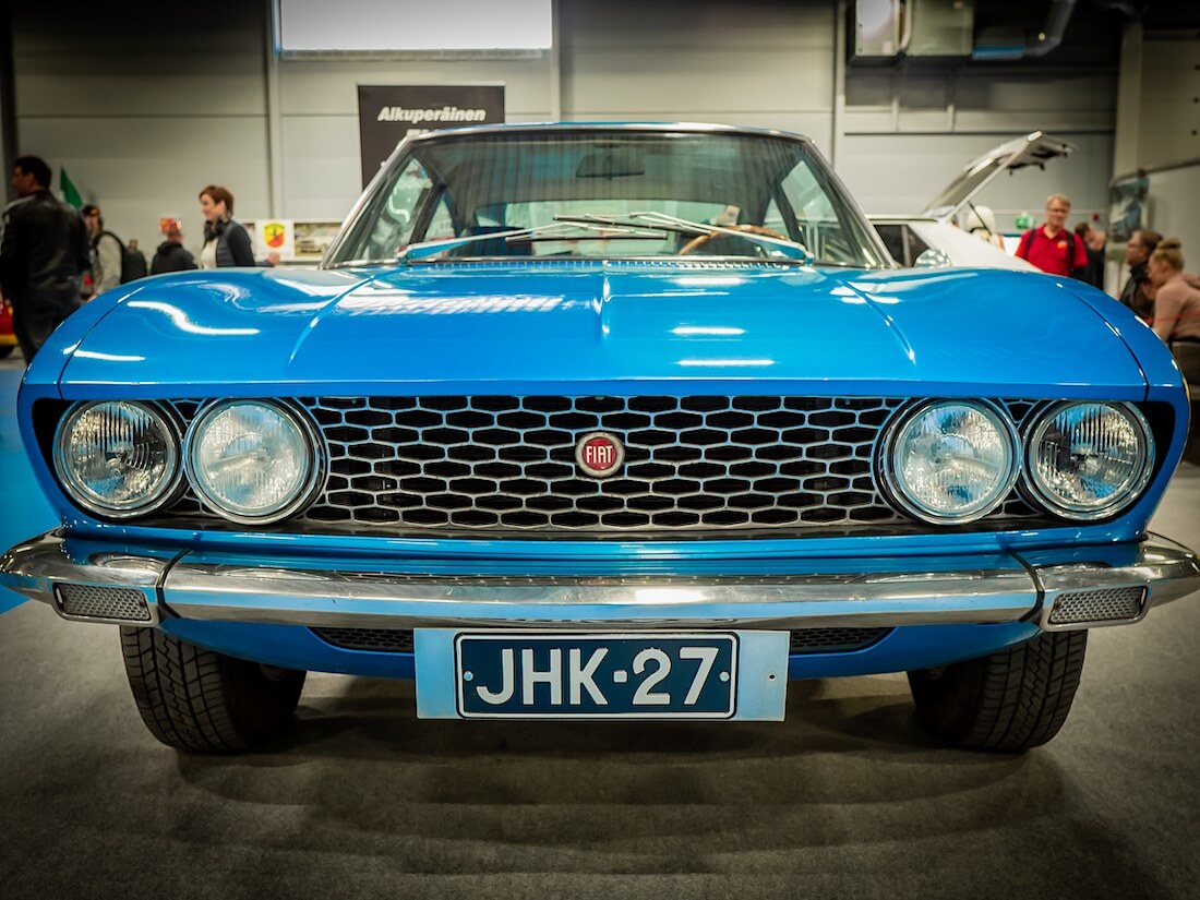 Sininen 1967 Fiat Dino edestä