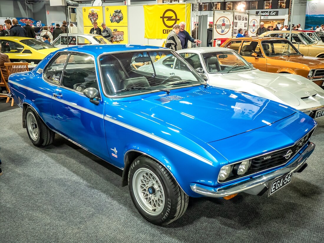 Sininen 1971 Opel Manta A edestä