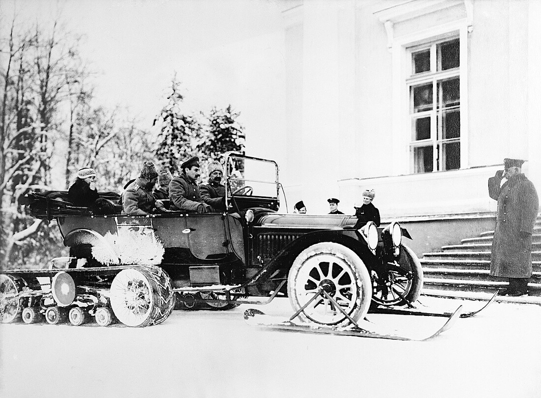 Kegresse puolitelavaunu tsaarin palatsin edessävuonna 1914.