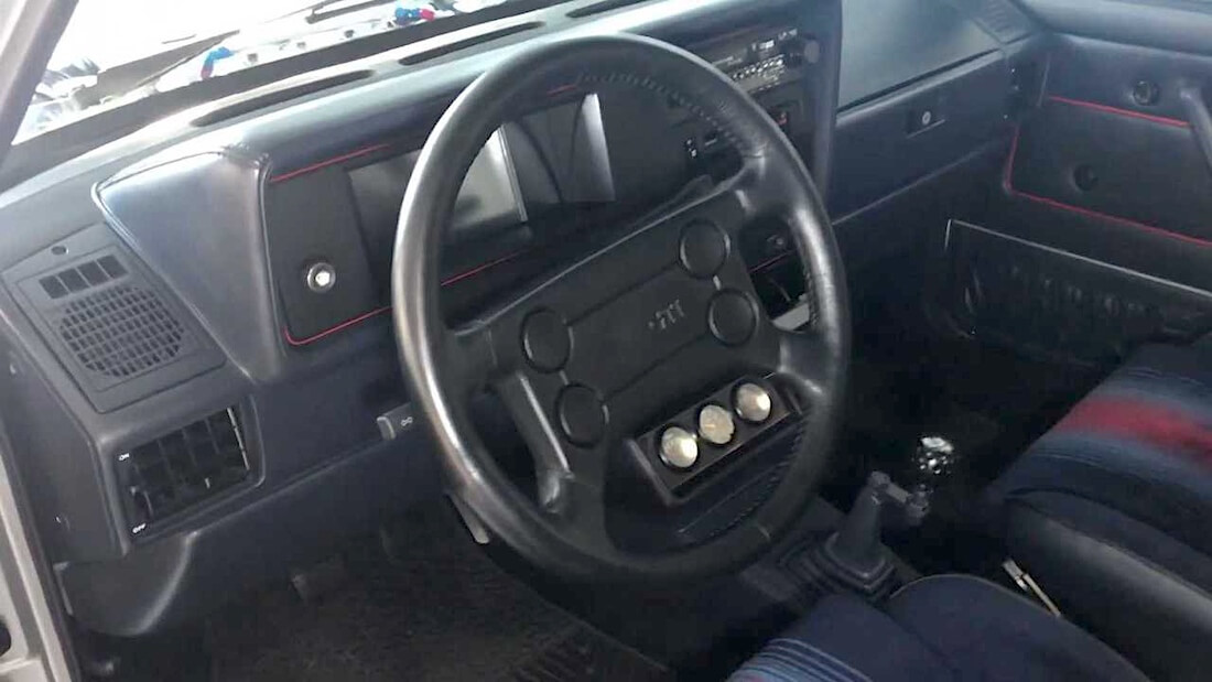 Volkswagen Golf Mk1 GTI:n kojelauta ja ratti.