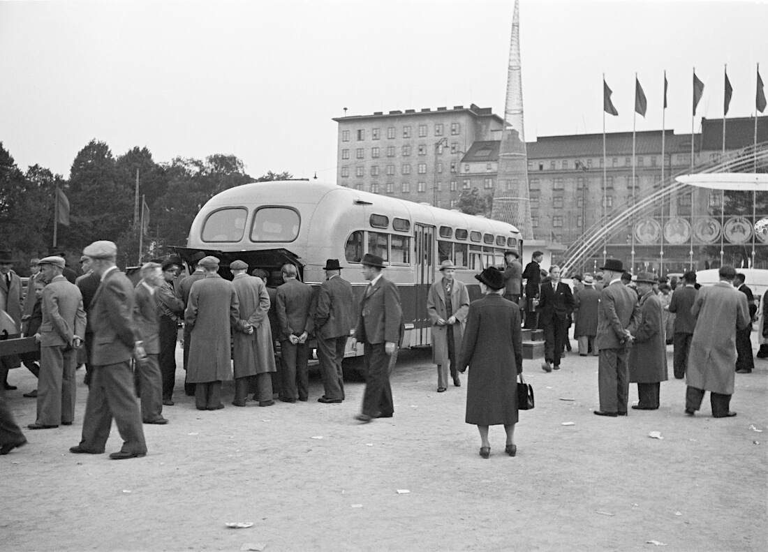 ZIS-154 linja-auto Mäntymäen kentällä Helsingissä