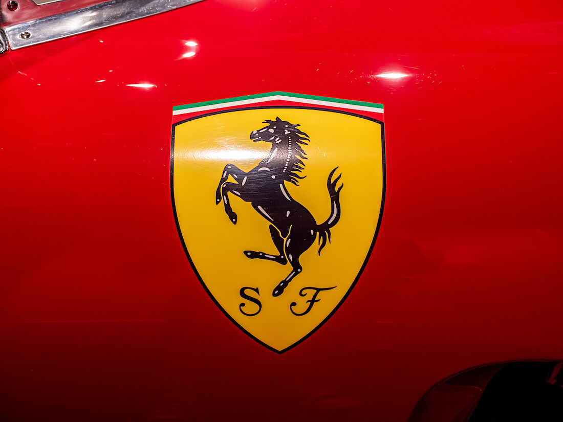 Ferrarin korkuva orhi kilpa-auton kyljessä