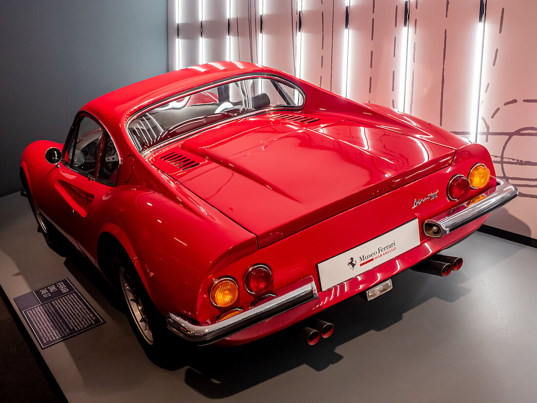 Punainen 1969 Ferrari Dino 246GT takaa