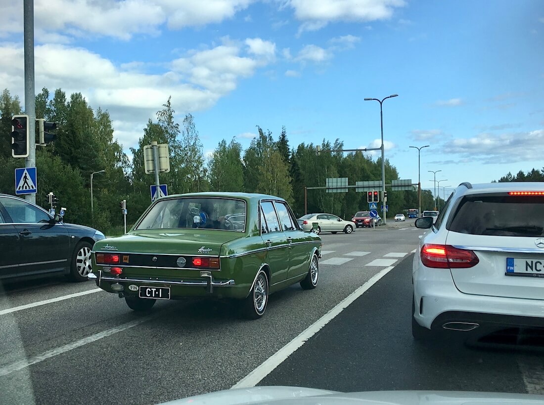 1973 Sunbeam Hillman Hunter DL1725 liikennevaloissa