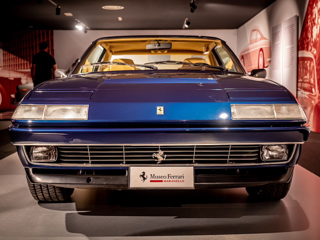 Sininen 1989 Ferrari 412 edestä