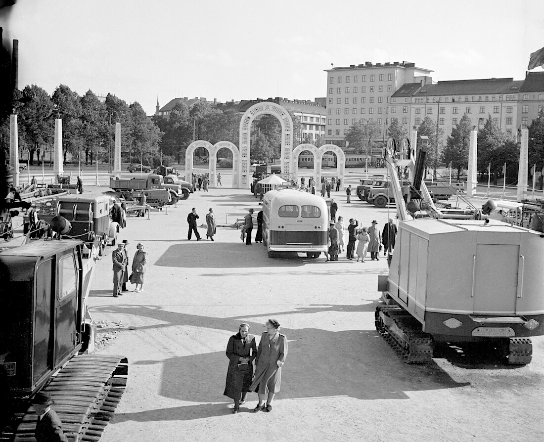 Neuvostoliittolaisia koneita Mäntymäen kentällä Helsingissä